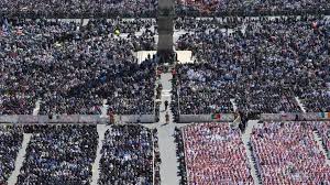 Funeral crowd